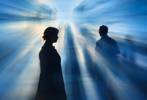 Silhouetten einer Frau und eines Mannes vor einem blauen Hintergrund mit verschwommenen Lichtspuren als Symbol für das Vergehen der Zeit