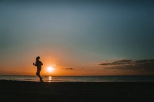 Läuferin am Strand bei tief stehender Sonne