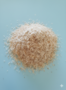 Helle, feine Flohsamenschalen auf hellblauem Hintergrund – ballaststoffreiches Naturprodukt.