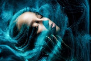 Abstrakte Darstellung einer Frau in blauen Lichtströmungen als Symbol für innere Durchblutung, Stoffwechsel und Hautversorgung von innen.