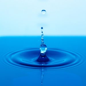 Wassertropfen als Symbol für ausreichendes Trinken und Hydration an heißen Sommertagen